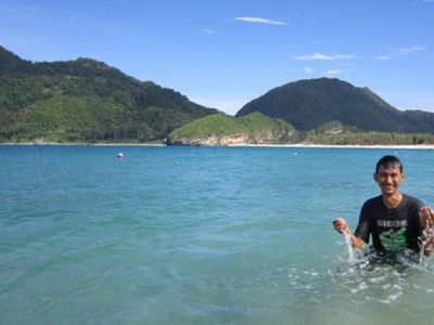 Byur! Nyemplung di Pantai Lampuuk, Aceh