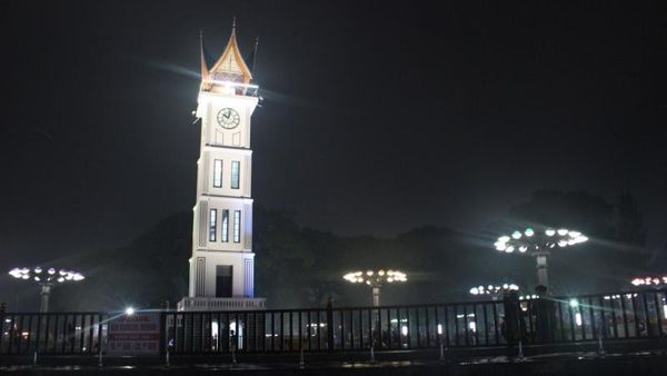 Cantiknya Jam Gadang Saat Malam Hari