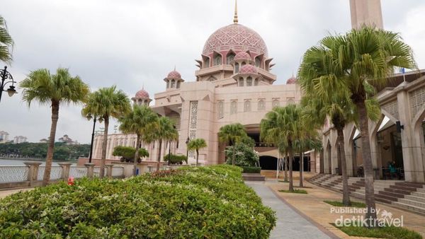 Cantiknya Masjid Pink Kebanggaan Malaysia