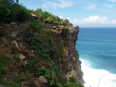 Cantiknya Pemandangan Samudra Hindia Dari Pura Uluwatu