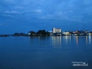 Cantiknya Tanjung Balai, Kota di Antara Dua Tepian Sungai