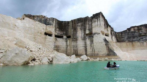 Danau Biru yang Hits di Madura