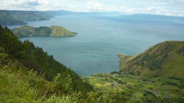 Danau Toba Terlihat Dahsyat dari Taman Simalem