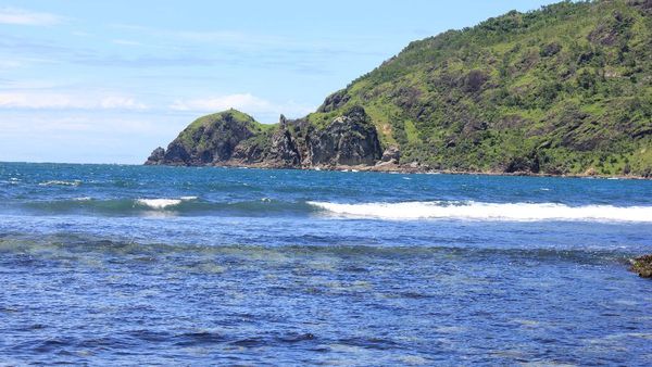 Deburan Ombak di Pantai Wediombo