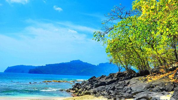 Di Antara Selat Sunda