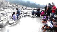 Di Kawah Domas, Bisa Berendam Kaki di Air Belerang!