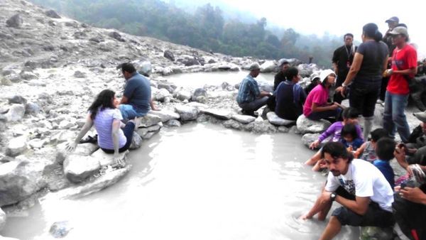Di Kawah Domas, Bisa Berendam Kaki di Air Belerang!