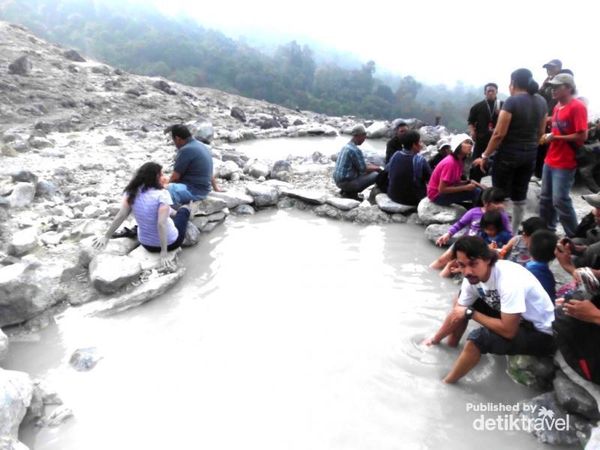 Di Kawah Domas, Bisa Berendam Kaki di Air Belerang!