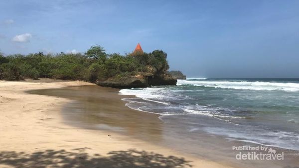Di Malang Ada Dua Pantai Jadi Satu