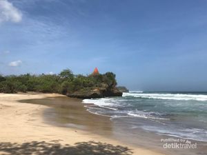 Di Malang Ada Dua Pantai Jadi Satu