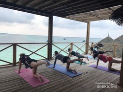 Di Maldives, Menikmati Sunset Asyiknya Sambil Yoga