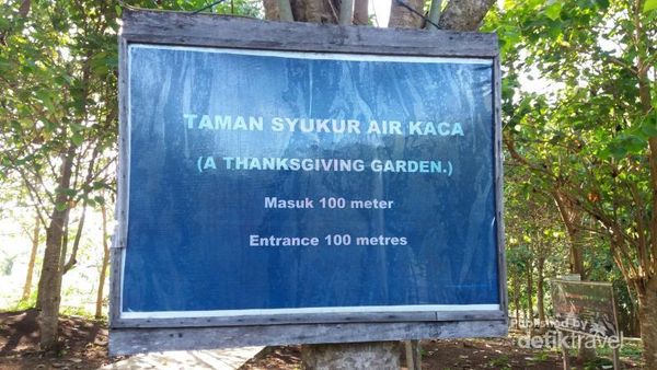 Di Mata Air Ini Kamu Bisa Bercermin: Air Kaca