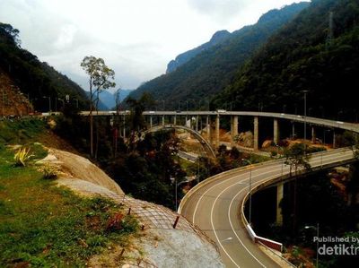 Eloknya Jembatan Kelok 9 di Sumatera Barat