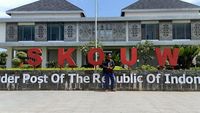 Foto: Berdiri di Perbatasan Indonesia-Papua Nugini