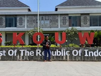 Foto: Berdiri di Perbatasan Indonesia-Papua Nugini