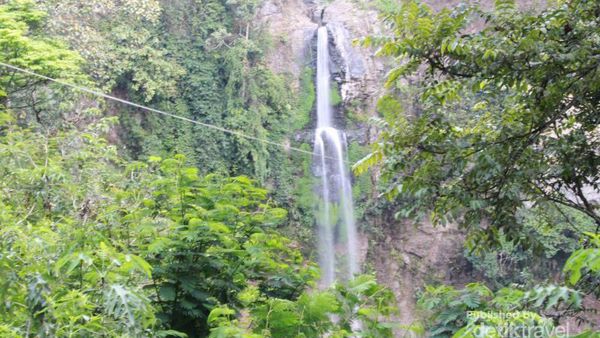 Foto: Merasakan Kesegaran Curug Cimahi