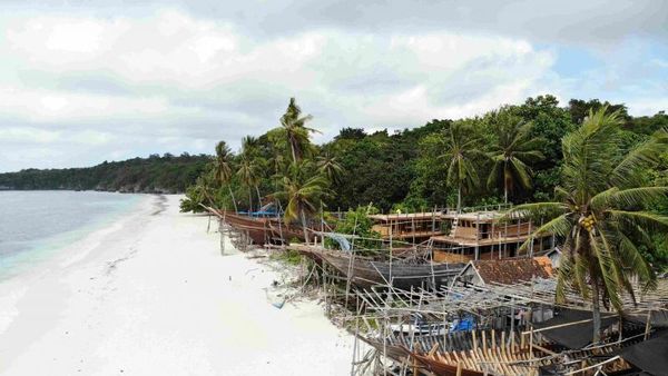 Foto: Pantai Cantik Tempat Pembuatan Kapal Pinisi