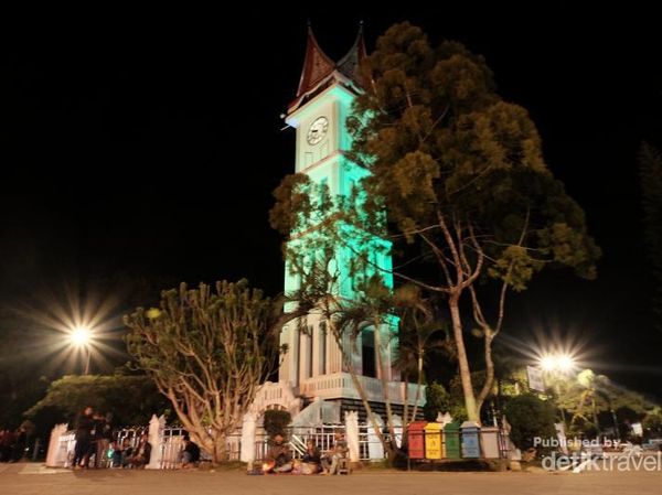 Foto: Wisata Malam Jam Gadang