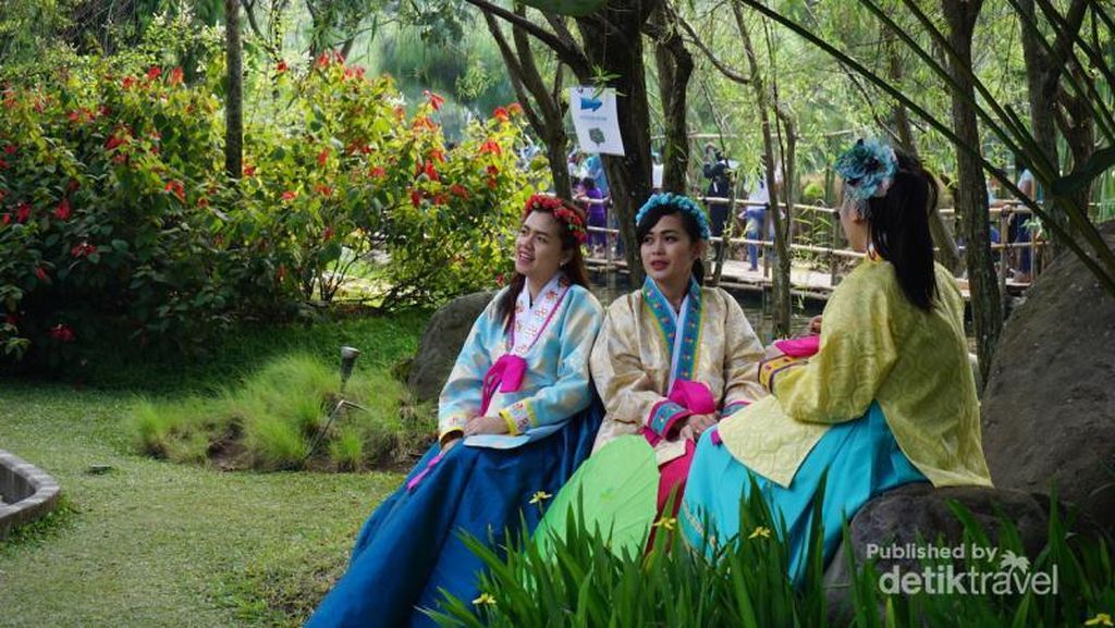 Gadis Berpakaian Hanbok Ini Bukan di Korea, Tapi di Lembang Gadis Berpakaian Hanbok Ini Bukan di Korea, Tapi di Lembang