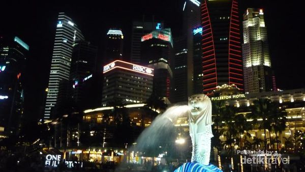 Gemerlap Singapura di Malam Hari