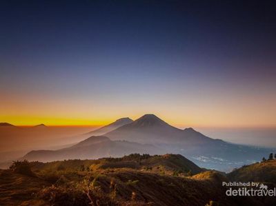 Golden Sunrise Cantik di Gunung Prau & Sikunir