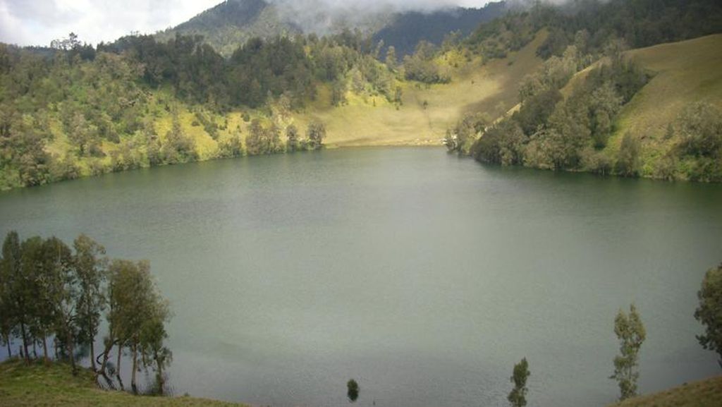 Gunung Semeru Bromo dalam Teropong Foto Gunung Semeru Bromo dalam Teropong Foto