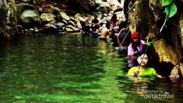 Hiking Seru ke Curug Leuwi Hejo di Sentul, Bogor
