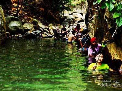 Hiking Seru ke Curug Leuwi Hejo di Sentul, Bogor