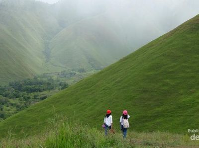 Holbung, Bukit yang Lagi Hits di Danau Toba
