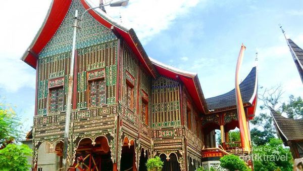 Istana dengan Ratusan Ukiran Khas Minang