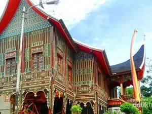 Istana dengan Ratusan Ukiran Khas Minang
