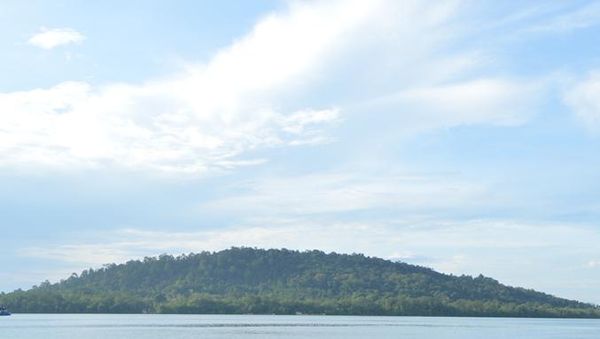 Jatuh Cinta Dengan Birunya Pulau Sebuku