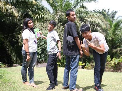 Kebersamaan di Air Terjun Dua Warna