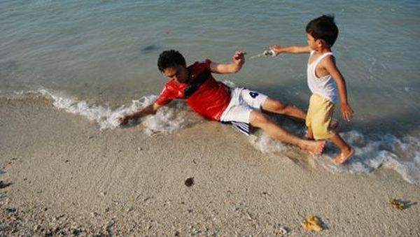 Kebersamaan di Pantai Mutun