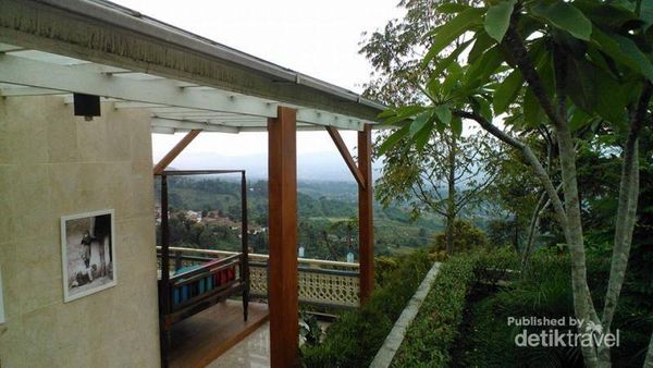 Kembali Ke Tempo Dulu Lewat Resto di Bandung