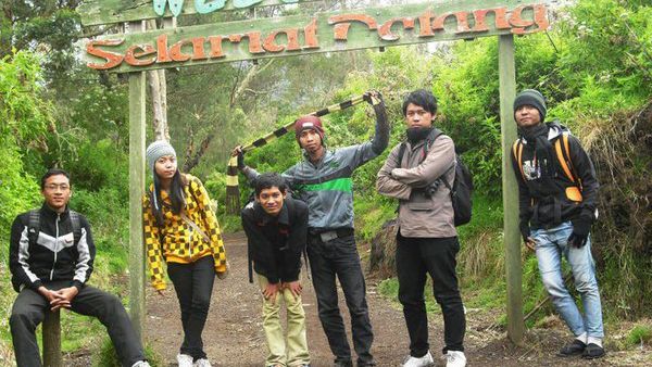 Kemiringan Dinding Kawah 60 Derajat di Gunung Ijen yang Menantang