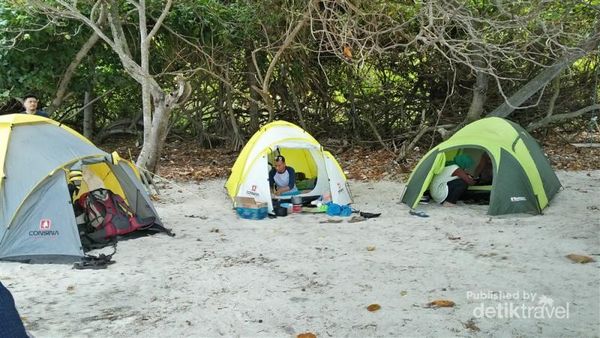 Kemping di Pulau Sangiang, Banten Yuk!