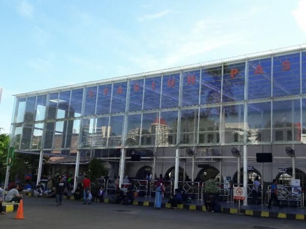 Keramaian Pasar Senen, Stasiun Favorit Para Backpacker