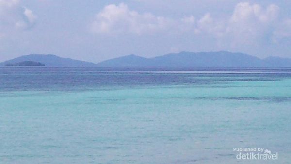 Kilau Biru Pantai Waiwo Raja Ampat