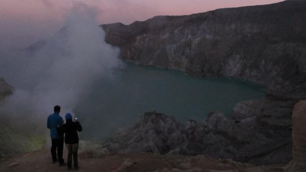 Kisah Pilu Penambang Belerang di Kawah Ijen