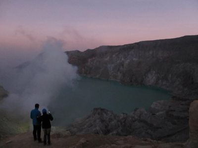 Kisah Pilu Penambang Belerang di Kawah Ijen