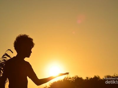 Lentera Merah di Gumuk Pasir Yogyakarta