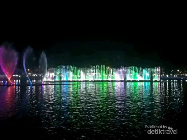 Liak-liuk Air Mancur Menari Terbesar ASEAN di Jabar