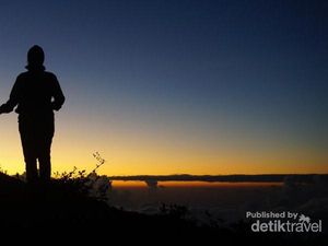Libur Akhir Pekan Ini Nikmatilah Kesyahduan Fajar di Lereng Ijen