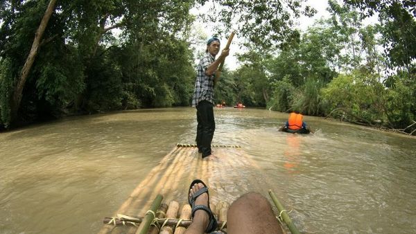 Libur Panjang Kali Ini, Ayo Main Rafting Pakai Bambu di Lampung