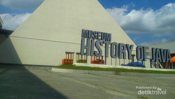 Liburan Marcella Zalianty ke Museum History of Java di Bantul