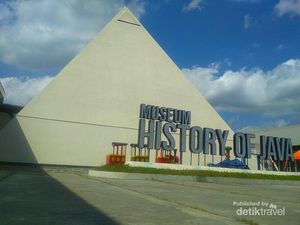 Liburan Marcella Zalianty ke Museum History of Java di Bantul