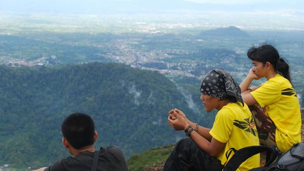 Liburan Panjang ke Puncak Gunung Sibayak