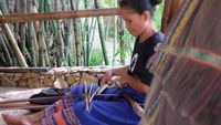 Liburan Sambil Belajar Menenun Kain Khas Sumba