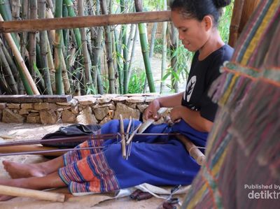 Liburan Sambil Belajar Menenun Kain Khas Sumba